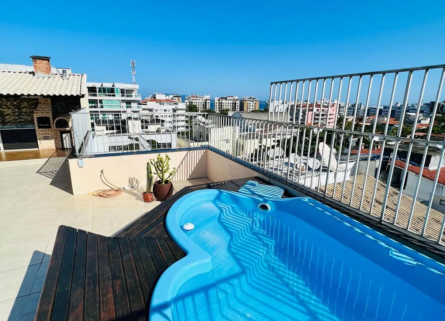 Triplex Na Praia Do Forte Em Cabo Frio contacts